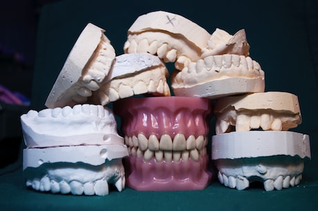 牙缝大修复的费用是多少？